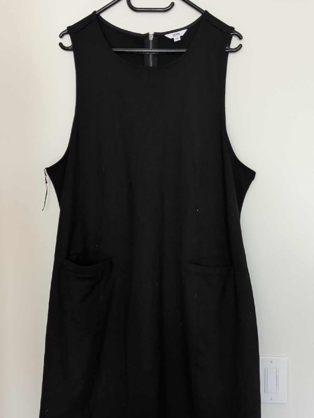 PENN Black Sleeveless Midi Dress with Pockets
